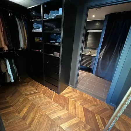 Pa Stranden, Midt I Apartamento
